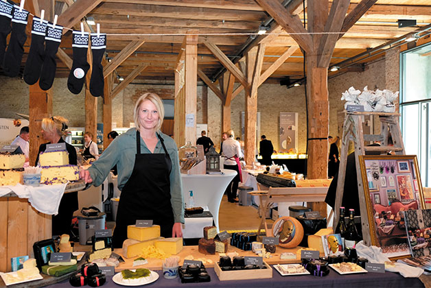 Anke Heymach am Stand vom Rheingau Affineur während der Heiderbeck Messe