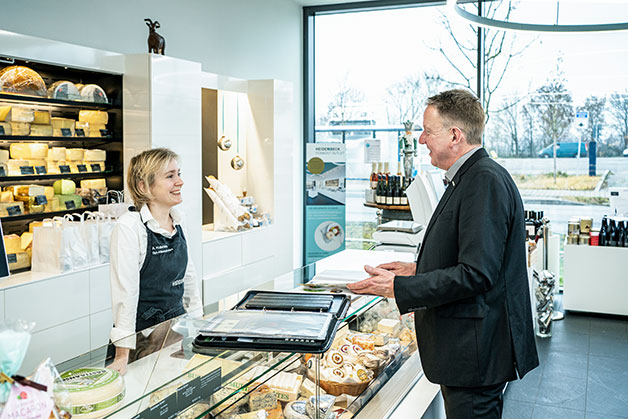 Frank Mehr berät die Käsefachverkäufer