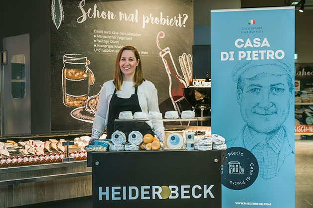 Werbestand von Heidebeck mit Promoterin