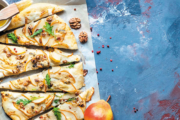 Flammkuchen mit Löffelgorgonzola und Birnenspalten - Heiderbeck GmbH