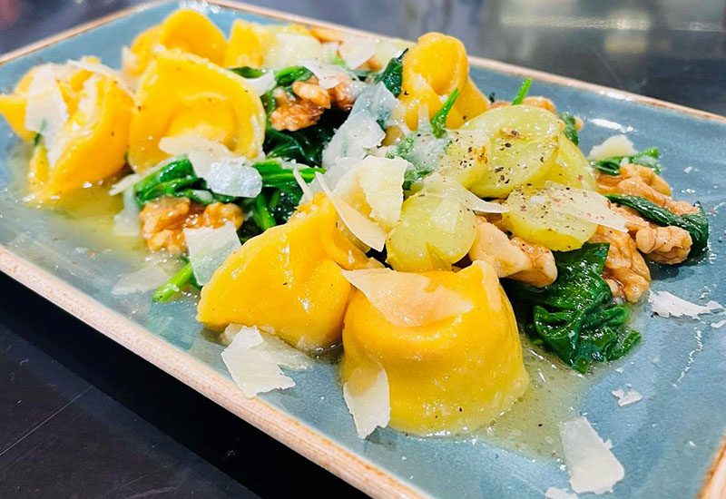Tortellini mit Scamorzine Snack angerichtet auf einer Platte