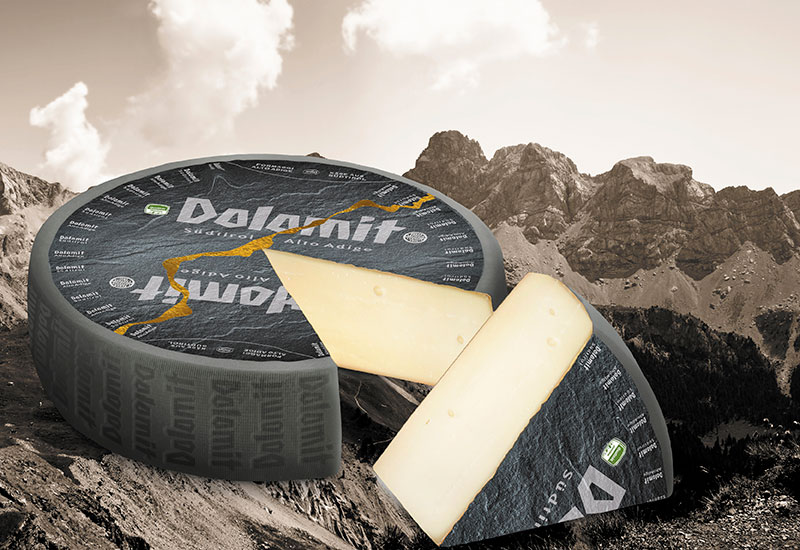 Dolomit Käse aufgeschnitten im Hintergrund die Dolomiten