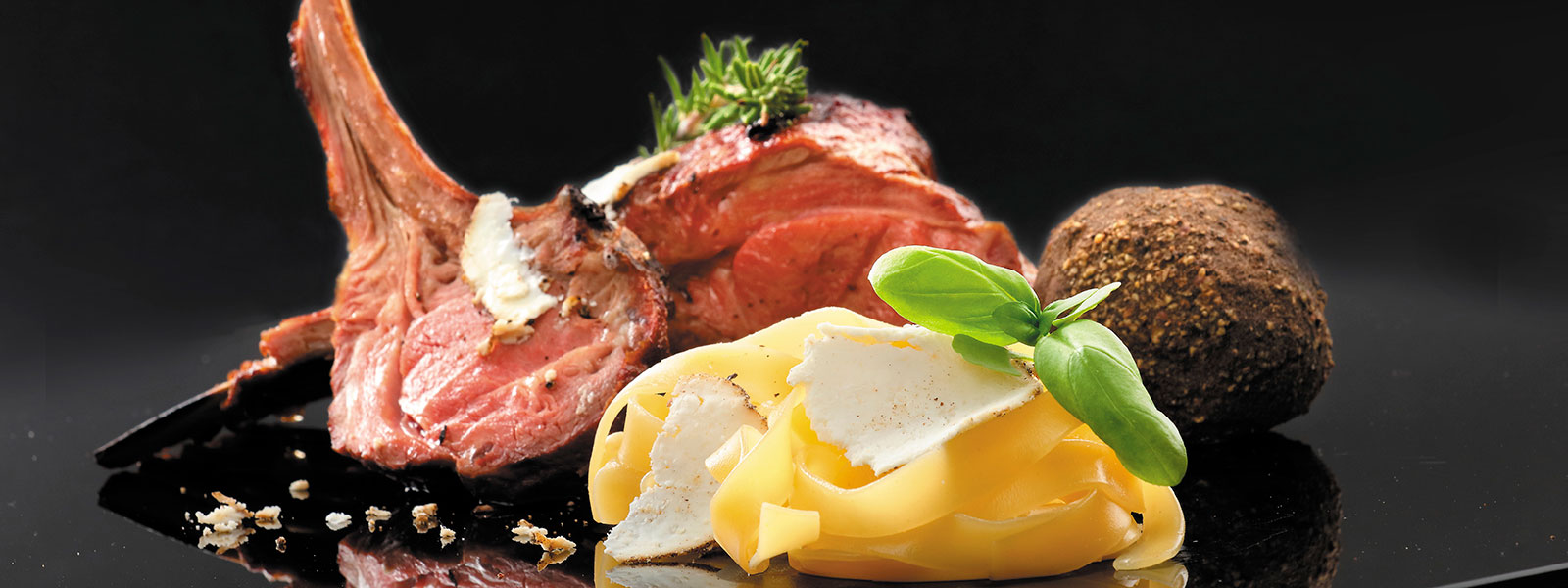 Lamm und Pasta delikat angerichtet mit gehobeltem Genussjuwel