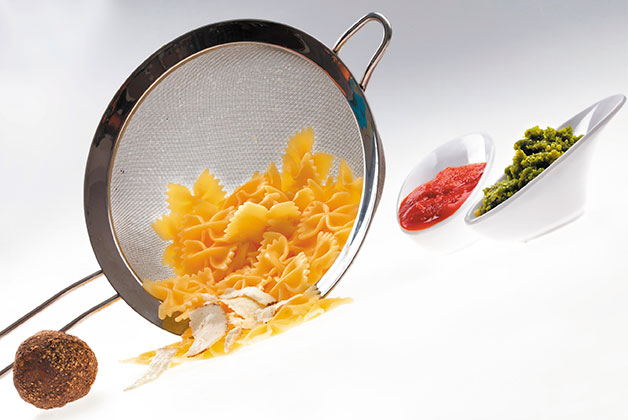 Das Genussjuwel, Pasta aus dem Sieb und Pesto im Bild