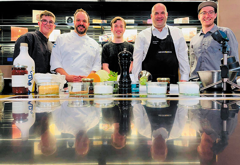 Das Team von Kochen mit Käse posiert in der Akademie