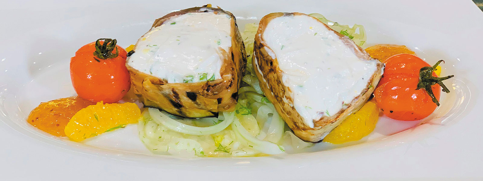 Auberginen Terrine mit Frischkäse angerichtet auf einem Teller