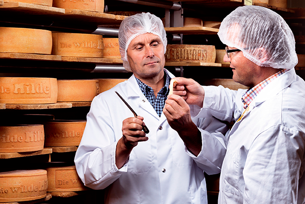 Willy Berger und Mathias Lustenberger probieren den Urgewalt Käse im Reifekeller