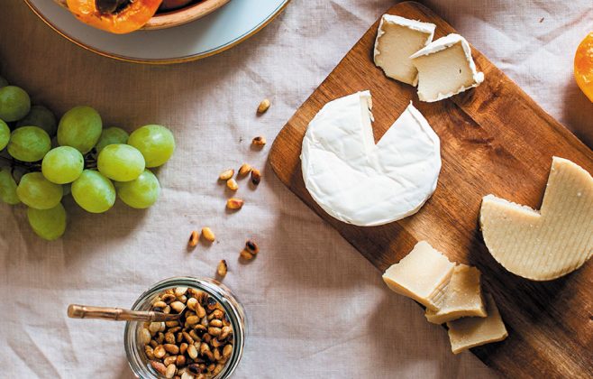 Eine Platte mit veganem Käse und Weintrauben