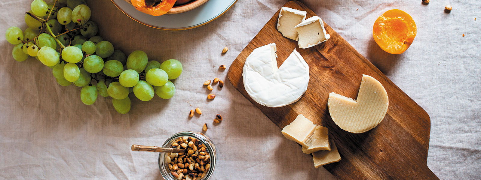 Eine Platte mit veganem Käse und Weintrauben