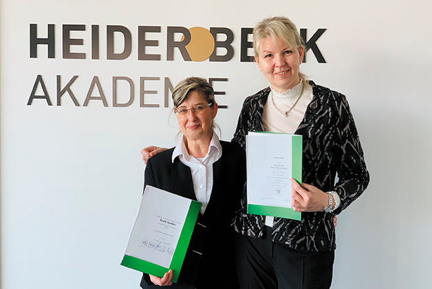 Anett Sander und Angela Schlüter präsentieren ihr Diplom zur Diplom Käseommeliere in der Heiderbeck Akademie