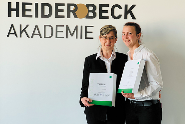 Anett Sander und Cathleen Römer präsentieren ihr Diplom zum Diplom Käsesommelier in der Heiderbeck Akademie