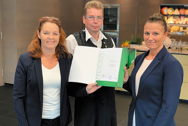 Melanie Adams empfängt ihr Diplom zur Diplom Käsesommeliere aus den Händen von Adelheid Kühmayer und Hans Peter Chiste