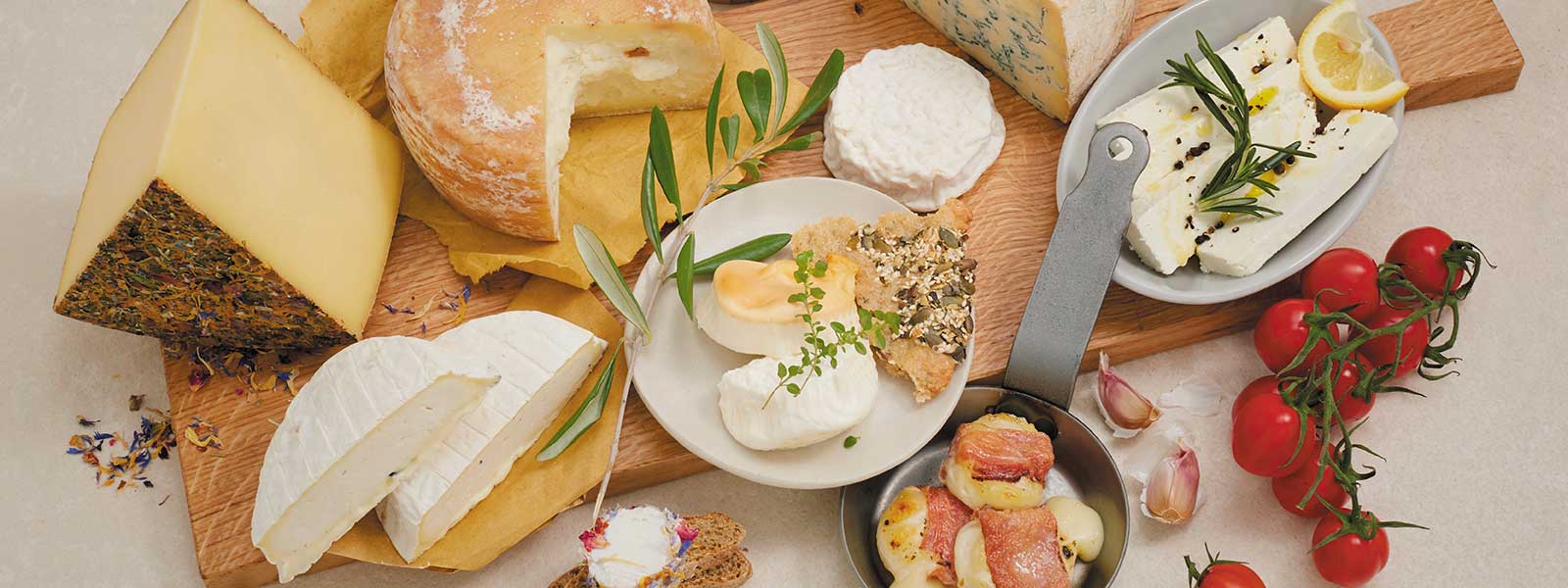 Ein Arrangement an sommerlichen Käsen delikat auch einer Platte angerichtet
