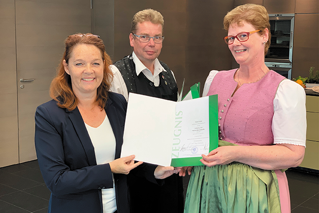 Sonja Linster empfängt ihr Diplom zur Diplom Käsesommeliere aus den Händen von Hans Peter Chiste und Adelheid Kühmayer