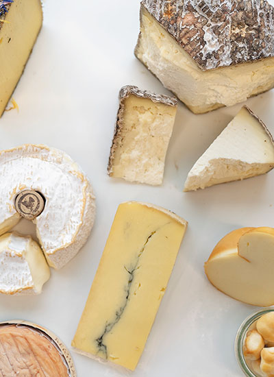Bild von einer großen Käseplatte mit vielen angeschnittenen Käsen