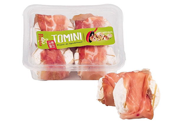 Bild von der Verpackung der Grillkäse Tomini, kleine Käselaibchen mit Speck ummantelt
