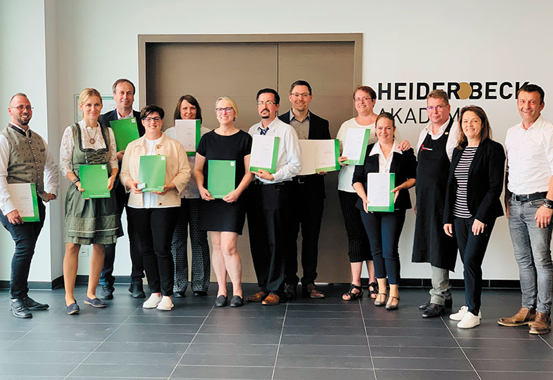 Bild der Abschlussklasse zum Diplom Käsesommelier beim Frühjahreskurs 2022 in der Heiderbeck Akademie