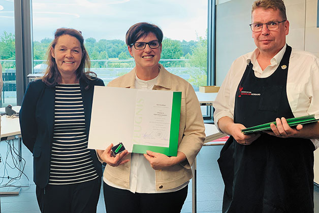 Karin Kendlinger in der Mitte, Adelheid Kühmayer links und Hans Chisté rechts