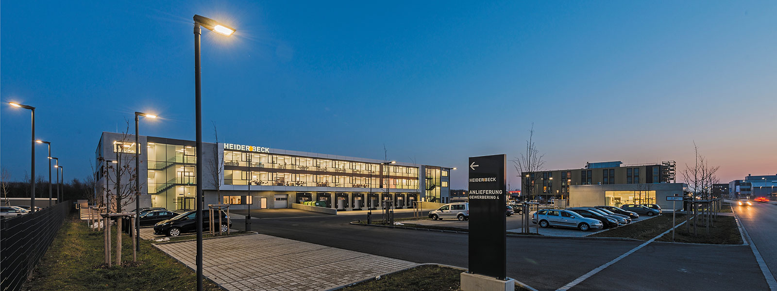 Das Heiderbeck Gebäude am Abend von der Seite fotografiert