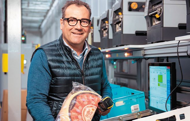 Bild von Peter Steding am Autostore mit einem Käse in der Hand