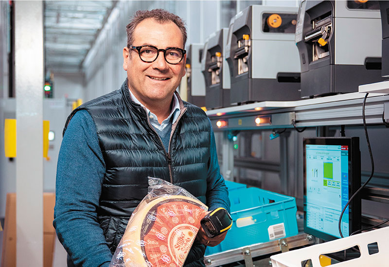 Bild von Peter Steding am Autostore mit einem Käse in der Hand