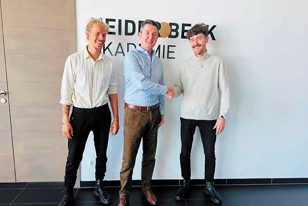 Moritz von Willicroft, Holger von Heiderbeck und Brad von Willicroft stehen vor der Heiderbeck Akademie