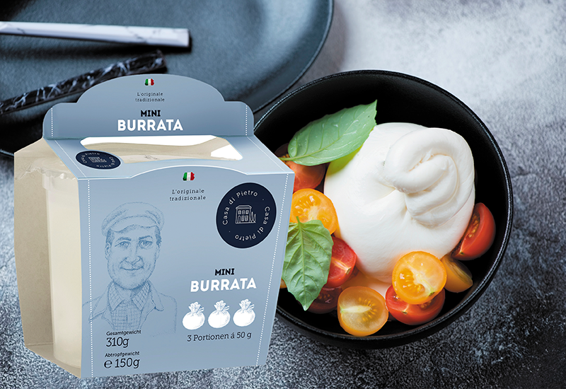 Eine Schüssel mit einer Burrata Kugel umringend von Cocktail Tomaten, davor eine Packung Mini Burrata