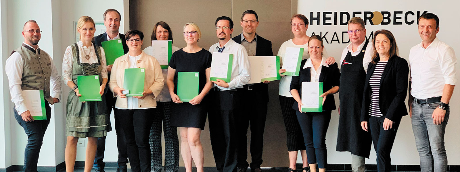 Gruppenbild des letzten Jahrgangs des Diplom Käsesommelier Lehrgangs an der Heiderbeck Akademie