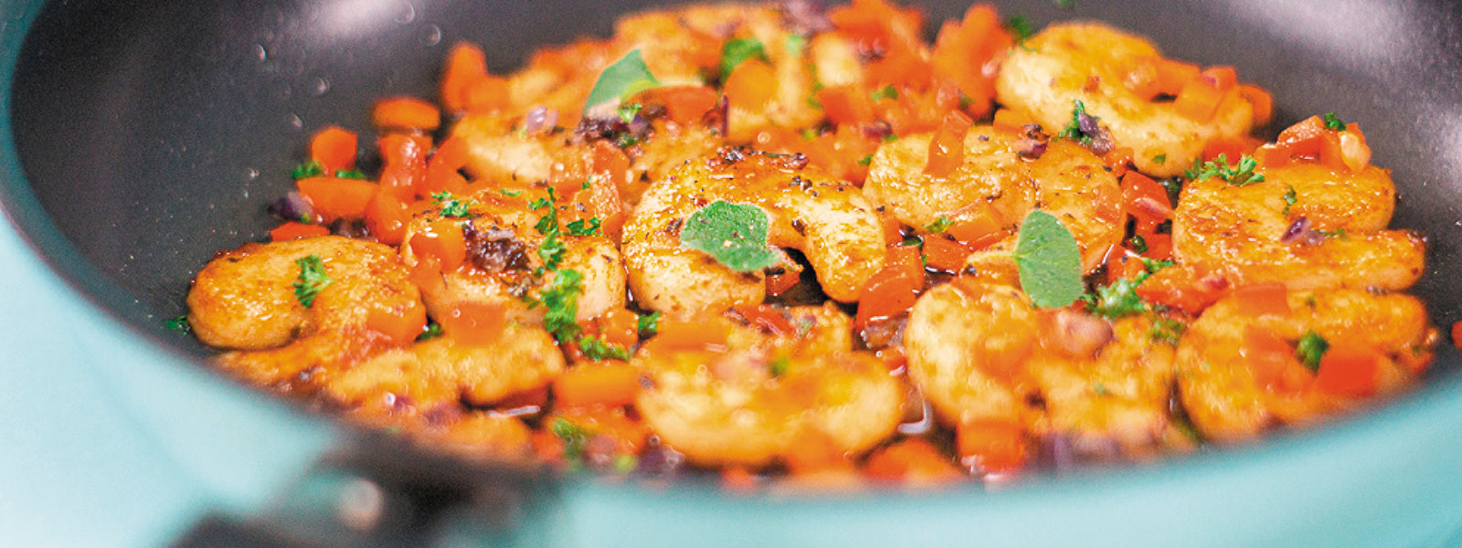 Bild einer Bratpfanne, in der gerade vegane Shrimps gebraten werden