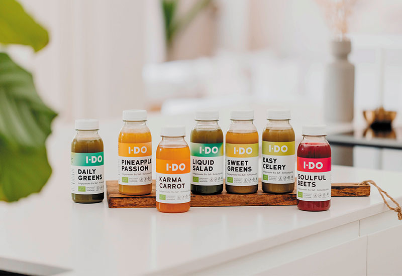 Das Sortiment der veganen Säfte auf einem Tisch präsentiert