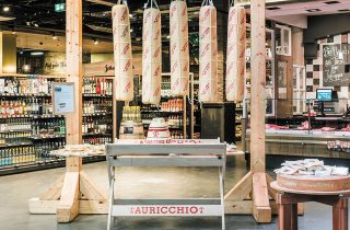 Ein ungekühlter Aktionsaufbau mit Provolone und einem Bergkäse im Edeka Stadler in München