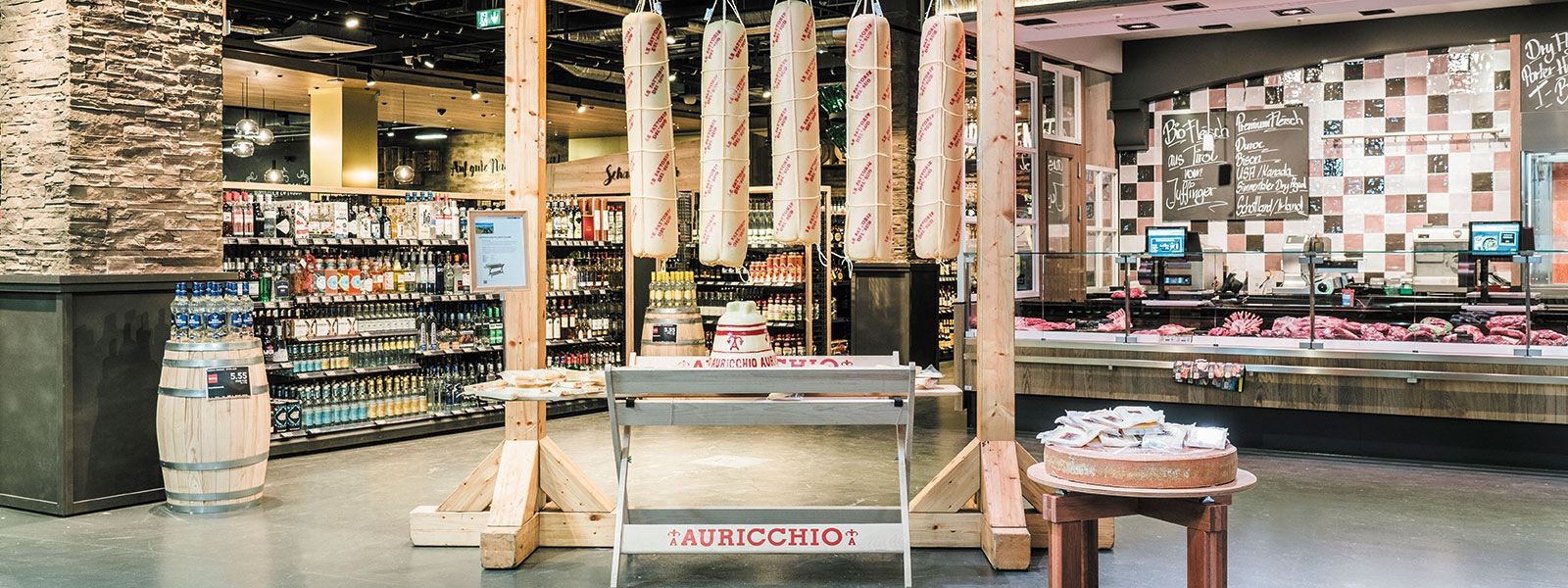 Ein ungekühlter Aktionsaufbau mit Provolone und einem Bergkäse im Edeka Stadler in München