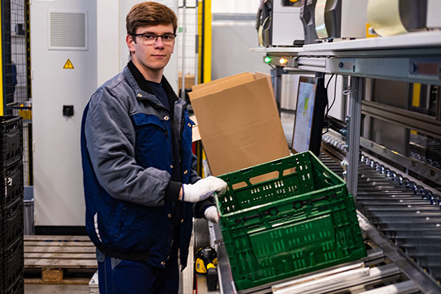 Kommissonierer Daniel kommisssioniert Käse am Autostore